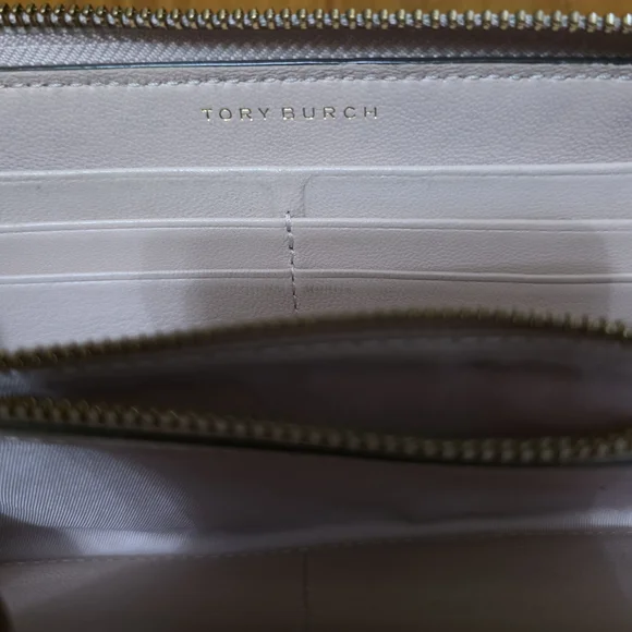 Tory Burch Quilted Cream Wallet - Picture 9 of 11